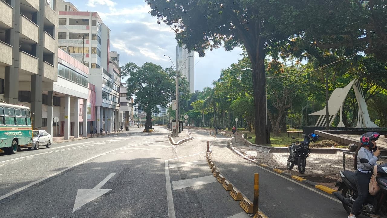 Así se ven algunas calles de Cali, a las 8 de la mañana de este jueves, 21 de mayo, por los bloqueos en varias partes de la ciudad, incluido el CAM.