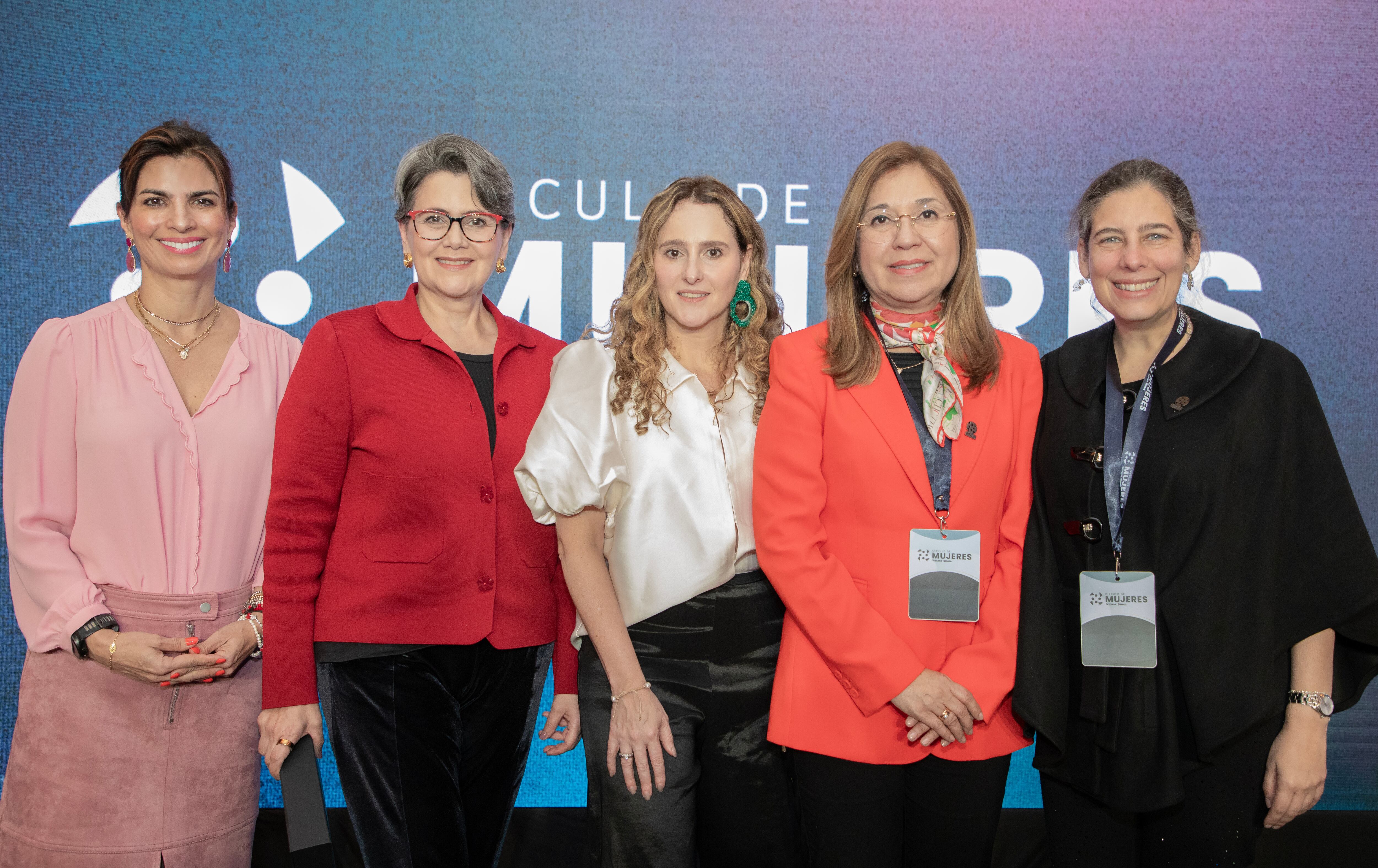 De izquierda a derecha, Vivi Barguil, directora de la fundación A la Rueda Rueda; Alexandra Pulido, gestora social de Cundinamarca; Sandra Suárez, presidenta del Círculo de Mujeres; Juliana Palacio; directora del Círculo de Mujeres; Norma Hurtado, senadora de la República; y Karem Labrador, directora ejecutiva de Colombia Líder.