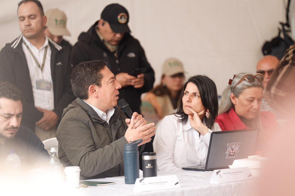 Mesa de diálogo en el Puente de Boyacá.