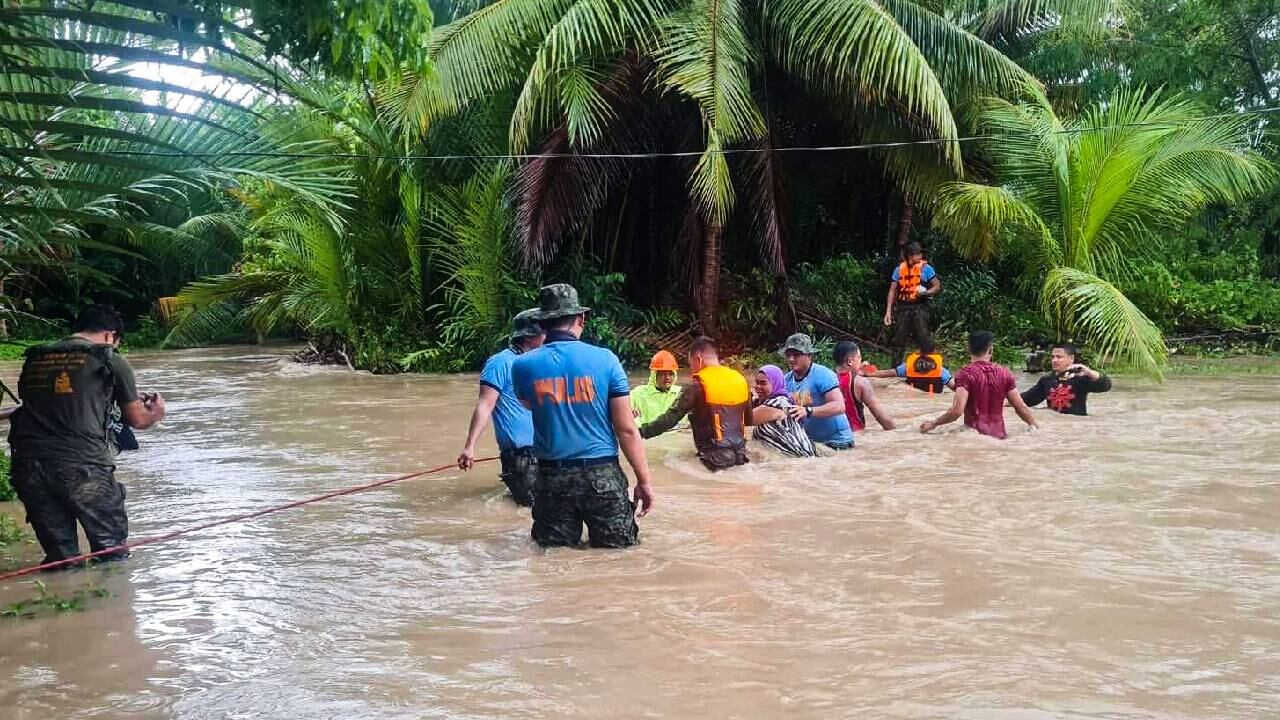 Varias personas fueron rescatadas tras lograr subir a los tejados de sus casas.