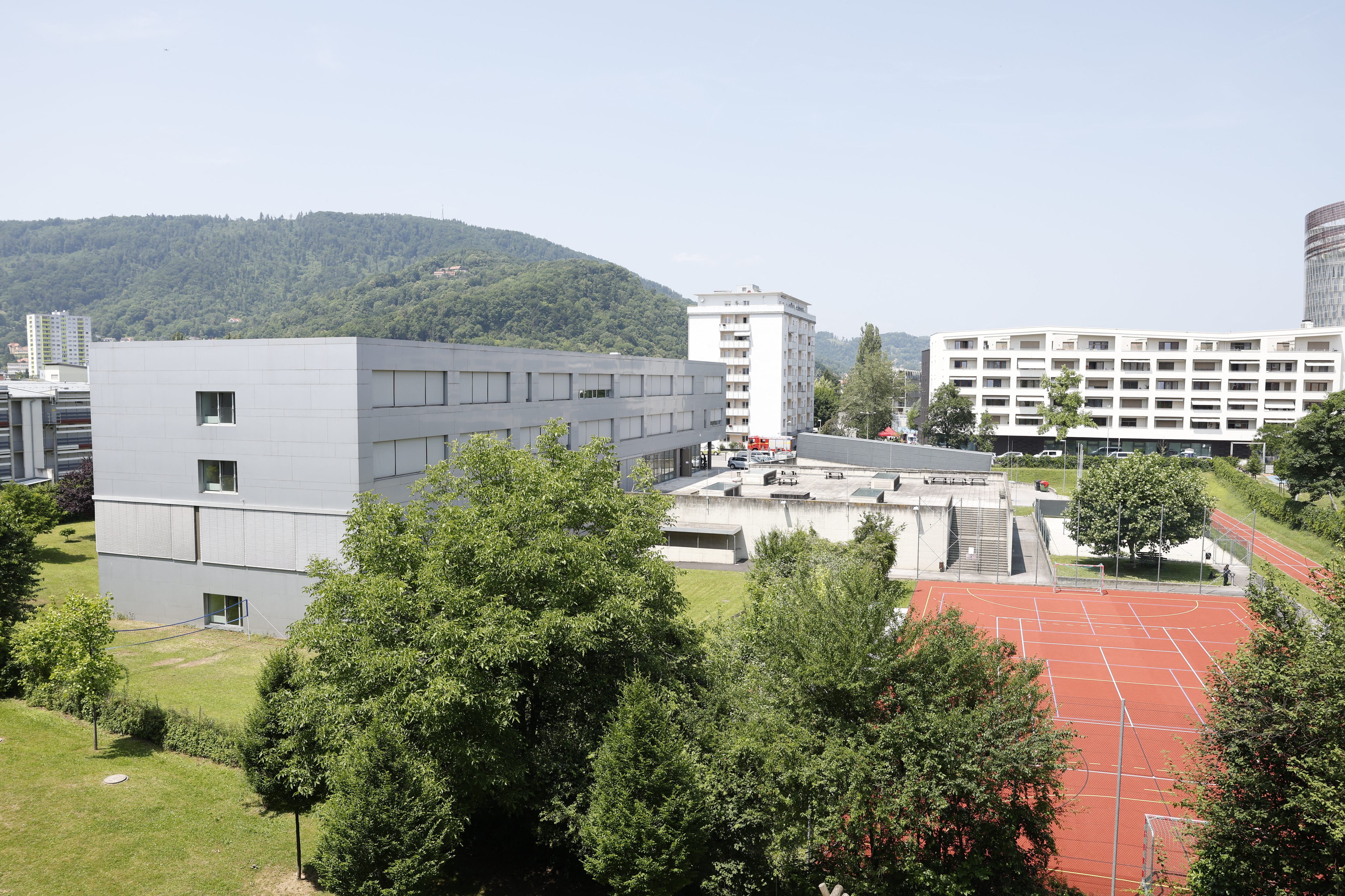 General overview taken on June 10, 2025 shows a school where several people died in a shooting, on June 10, 2025 in Graz, southeastern Austria. Ten people died after a suspected shooter opened fire in the school, press agency APA quoted Graz city mayor Elke Kahr as saying. Several students and at least one adult are among those killed, Kahr confirmed to APA. (Photo by ERWIN SCHERIAU / APA / AFP) / Austria OUT / AUSTRIA OUT / AUSTRIA OUT