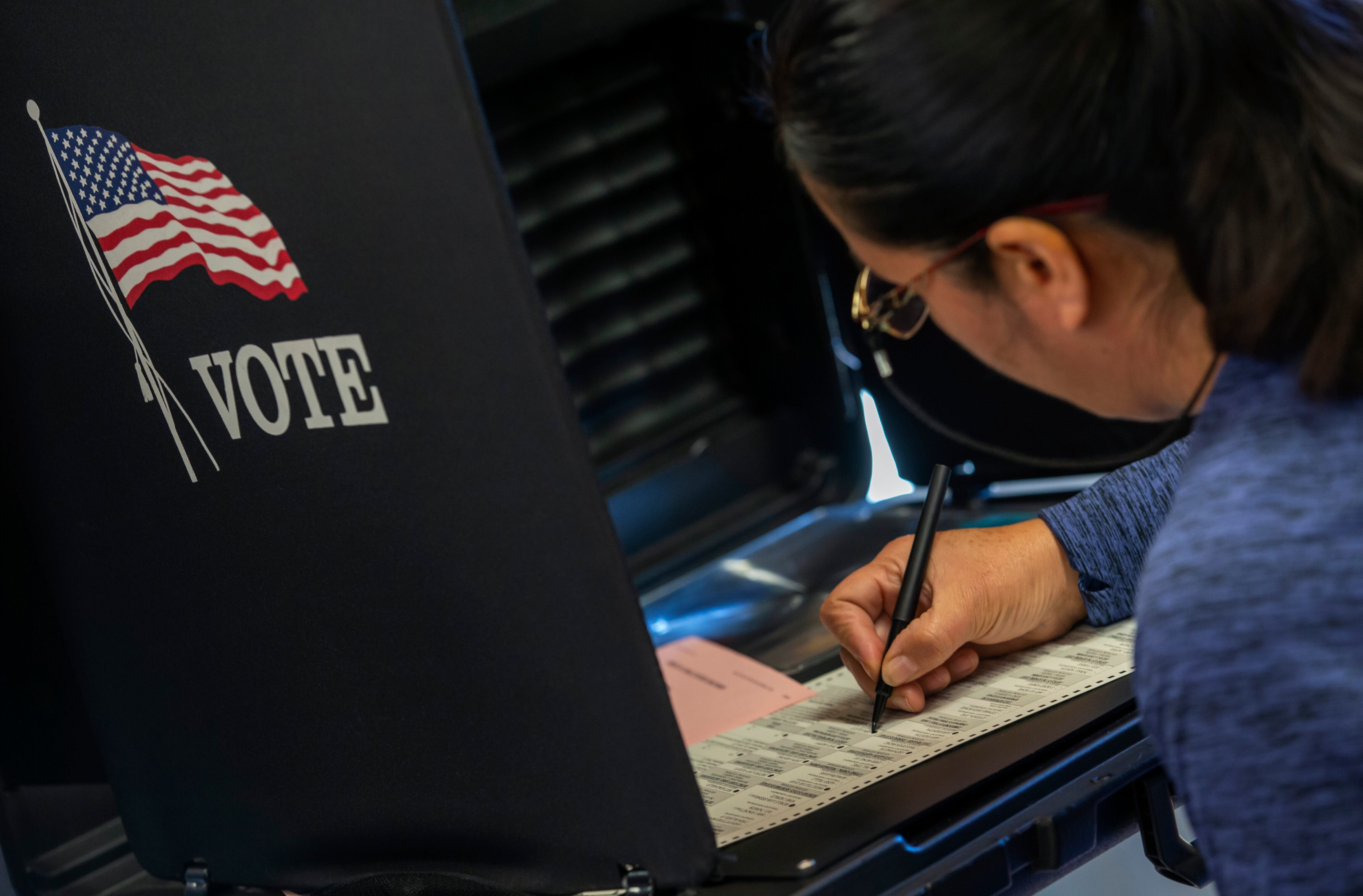 Una mujer marca una boleta electoral en un centro de votación en South Valley, área de Albuquerque, Nuevo México, el 8 de noviembre de 2022. (AP Foto/Andres Leighton, Archivo)