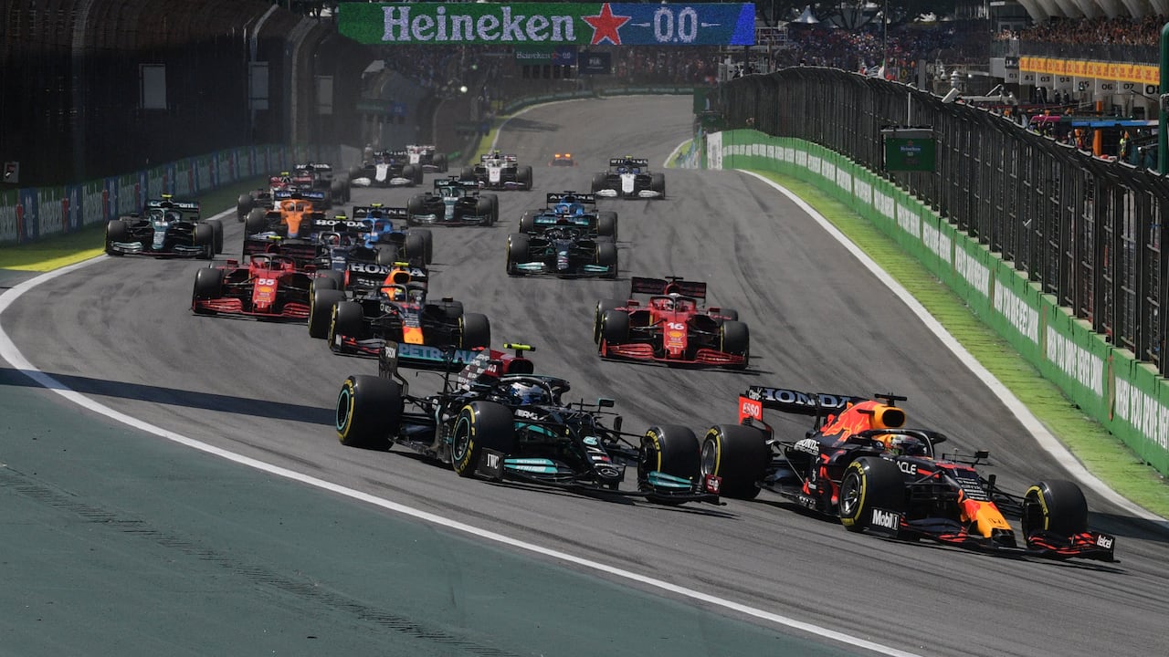 Red Bull's Dutch driver Max Verstappen (R) and Mercedes' Finnish driver Valtteri Bottas (R) power their cars during the start of Brazil's Formula One Sao Paulo Grand Prix at the Autodromo Jose Carlos Pace, or Interlagos racetrack, in Sao Paulo, on November 14, 2021. (Photo by CARL DE SOUZA / AFP)