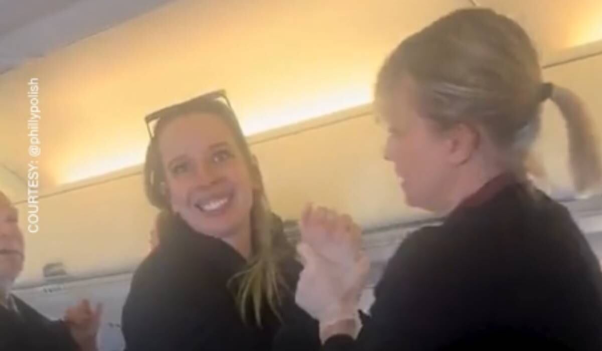La mujer que gritó en medio de un vuelo que era víctima de trata de personas, sonríe y se muestra satisfecha de ser grabada por los pasajeros.