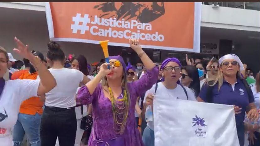 Protestantes se dieron cita con pancartas y arengas.