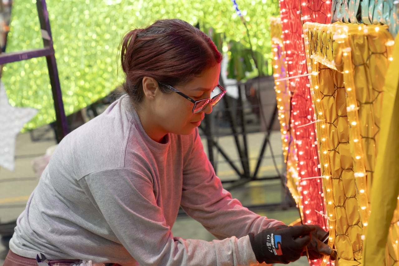 Los alumbrados de Medellín de 2025, que fueron tejidos a mano por 150 artesanas, madres cabeza de familia