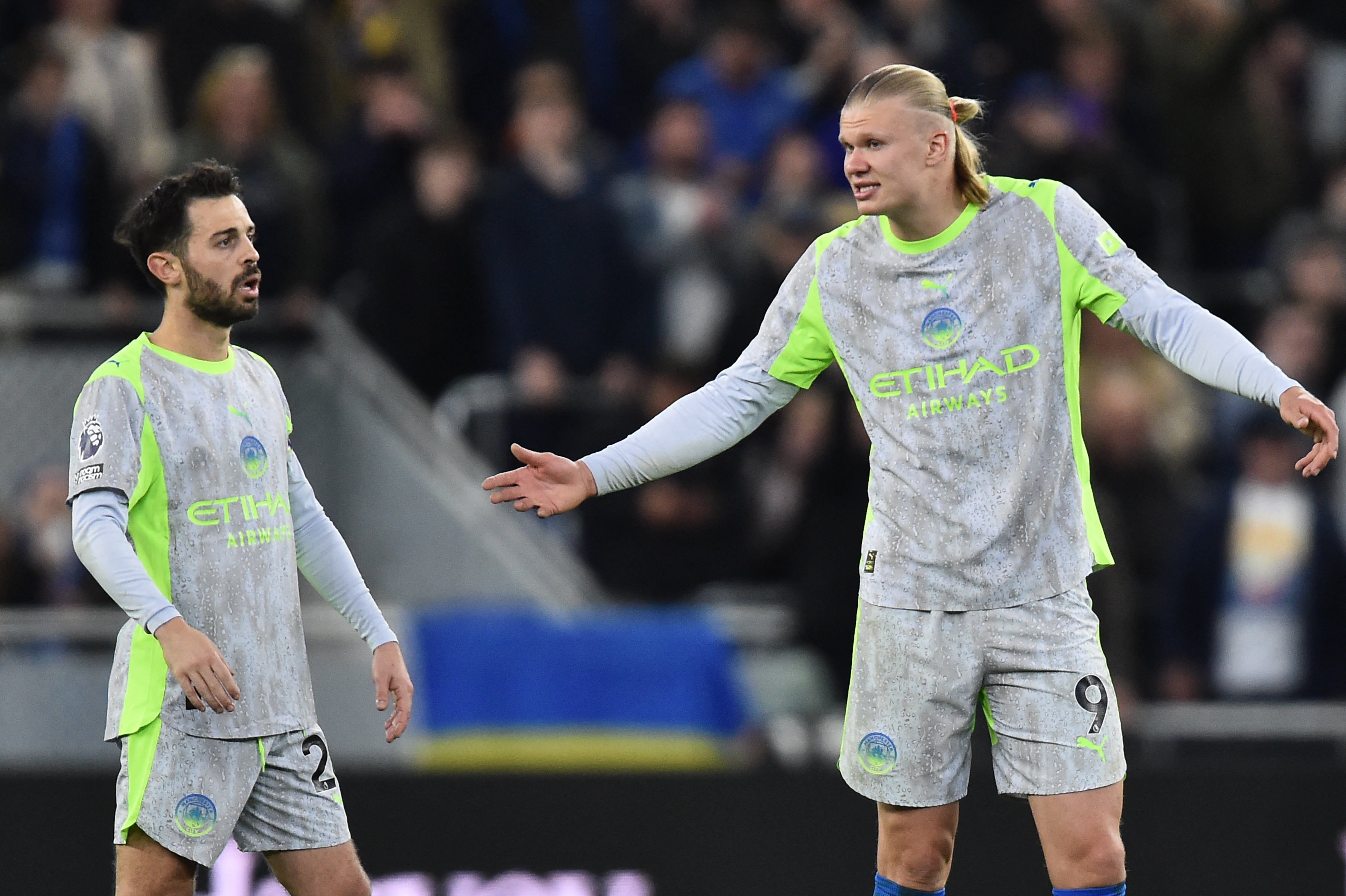 Bernardo Silva y Erling Haaland discuten en el partido de Premier entre Everton y Manchester City