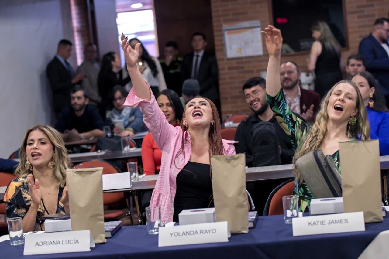 Adriana Lucía, cantautora colombiana; Yolanda Rayo, cantante colombiana, Katie James, cantautora colombo-irlandesa. Artistas participantes en el Festival entonando “Huri”, canción del folclor tolimense e himno de la Fundación Musical de Colombia.