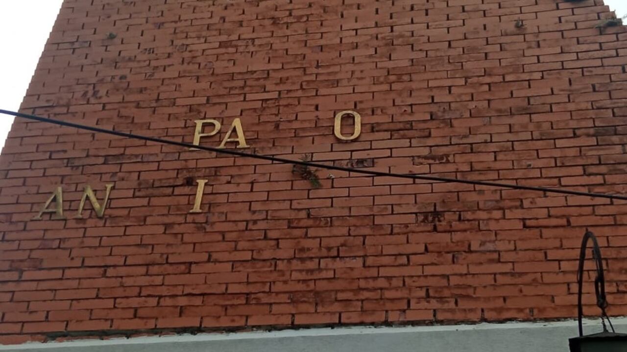 Así dejaron los delincuentes el letrero de la parroquia.