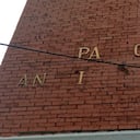 Así dejaron los delincuentes el letrero de la parroquia.