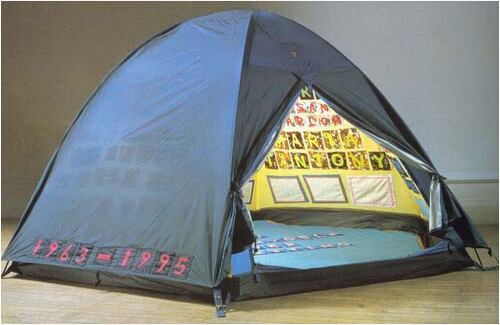 Tracey Emin es quizá la artista femenina más conocida de la década del 90. En su obra se mezclan elementos de lo individual y privado con lo público. Su producción se mueve en torno a su propia intimidad, como si se tratara de un acto de brutal honestidad que se asume desde la poética. "Every I Have Ever Slept UIT From 1963 – 1995" (Personas con las que me he acostado entre 1963 – 1995), trabajo que aparece en la imagen, es una de sus obras más conocidas.