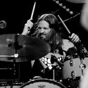 Taylor Hawkins de Foo Fighters se presenta en el escenario en la fiesta posterior al estreno en Los Ángeles de 'Studio 666' en el Teatro Fonda el 16 de febrero. 2022 en Hollywood, California.