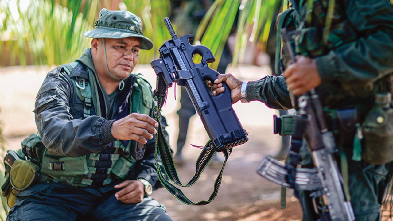 Calarcá arremetió contra Gustavo Petro y el expresidente Juan Manuel Santos, a quien señaló de mentirle al mundo cuando dijo que las Farc habían desaparecido.