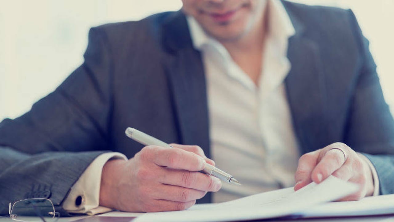 Los trabajadores independientes y contratistas, deberán seguir realizando el pago mes vencido, sobre una base mínima de cotización del 40% del valor mensual de los ingresos.