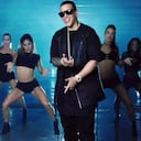Daddy Yankee interpretando su canción 'Shaky Shaky'. Via YouTube.