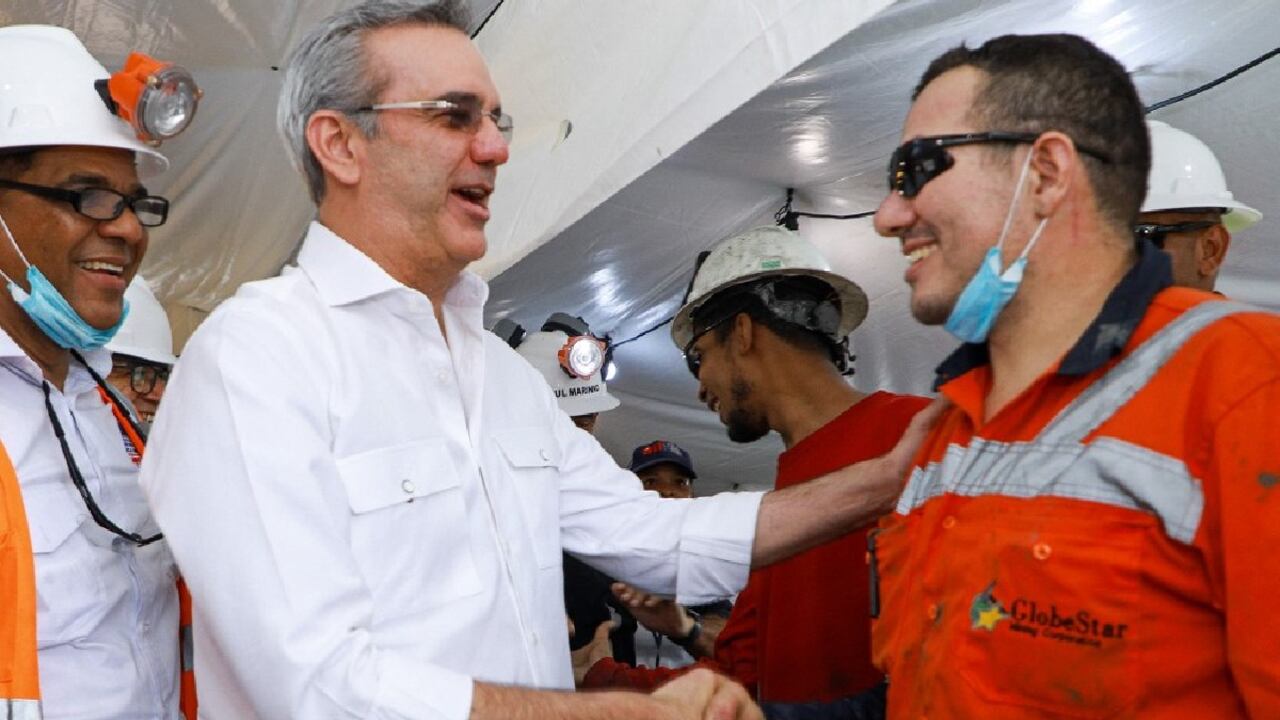 El presidente dominicano Luis Abinader saludó a los mineros, que aparecían sonrientes y con buen semblante.