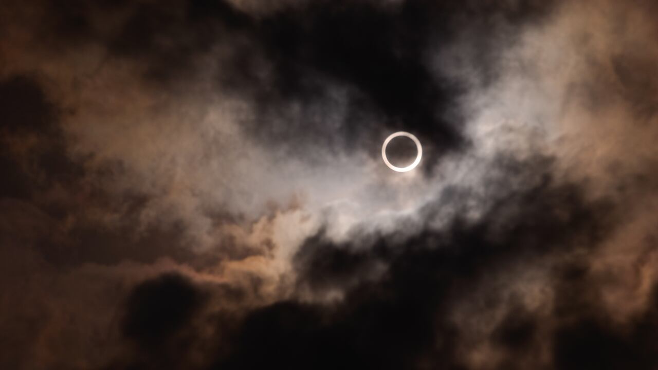 Eclipse solar anular, fotografiado en mayo de 2012. El sol se puede ver a través de los huecos entre las nubes.