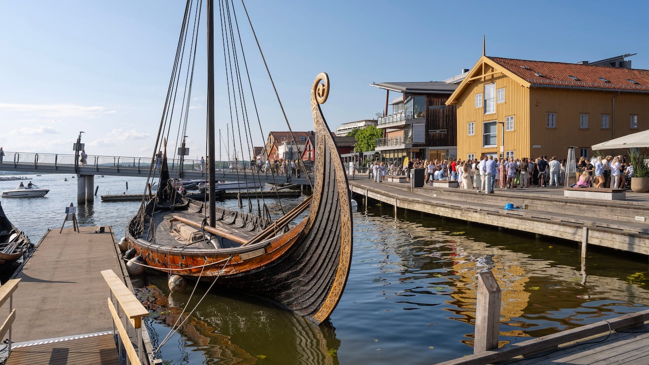 Saga Oseberg, una reconstrucción del barco vikingo Oseberg, construido entre 2010 y 2012 con métodos vikingos tradicionales, en Vikingodden, un astillero gestionado por Oseberg Viking Heritage, en Tonsberg, en la costa oeste del fiordo de Oslo, Jarlsberg, Vestfold, Noruega.