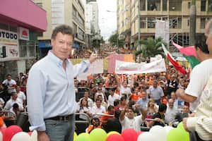 JUAN MANUEL SANTOS EN CAMPANA.
FOTO: CAMPANA
JUNIO DE 2010