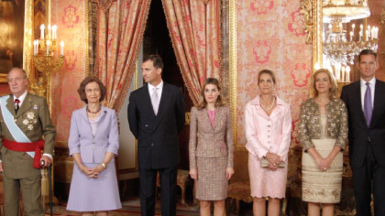 Desde 2006, el rey Juan Carlos y su familia sabían que su yerno se lucraba con sus fundaciones y aun así no lo denunciaron. Los españoles están indignados con la Corona y esperan que el escándalo también salpique a la infanta Cristina (primera de derecha a izquierda).