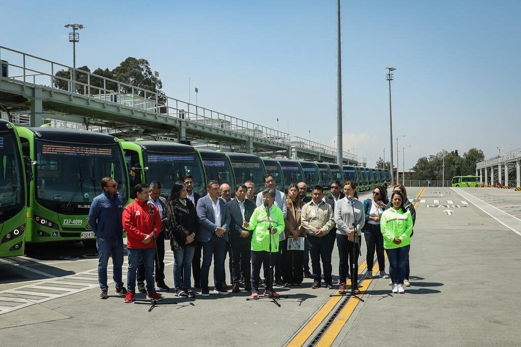 La alcaldesa y autoridades de transporte y movilidad entregando el balance del Día sin Carro y Moto 2023, a corte del medio día.