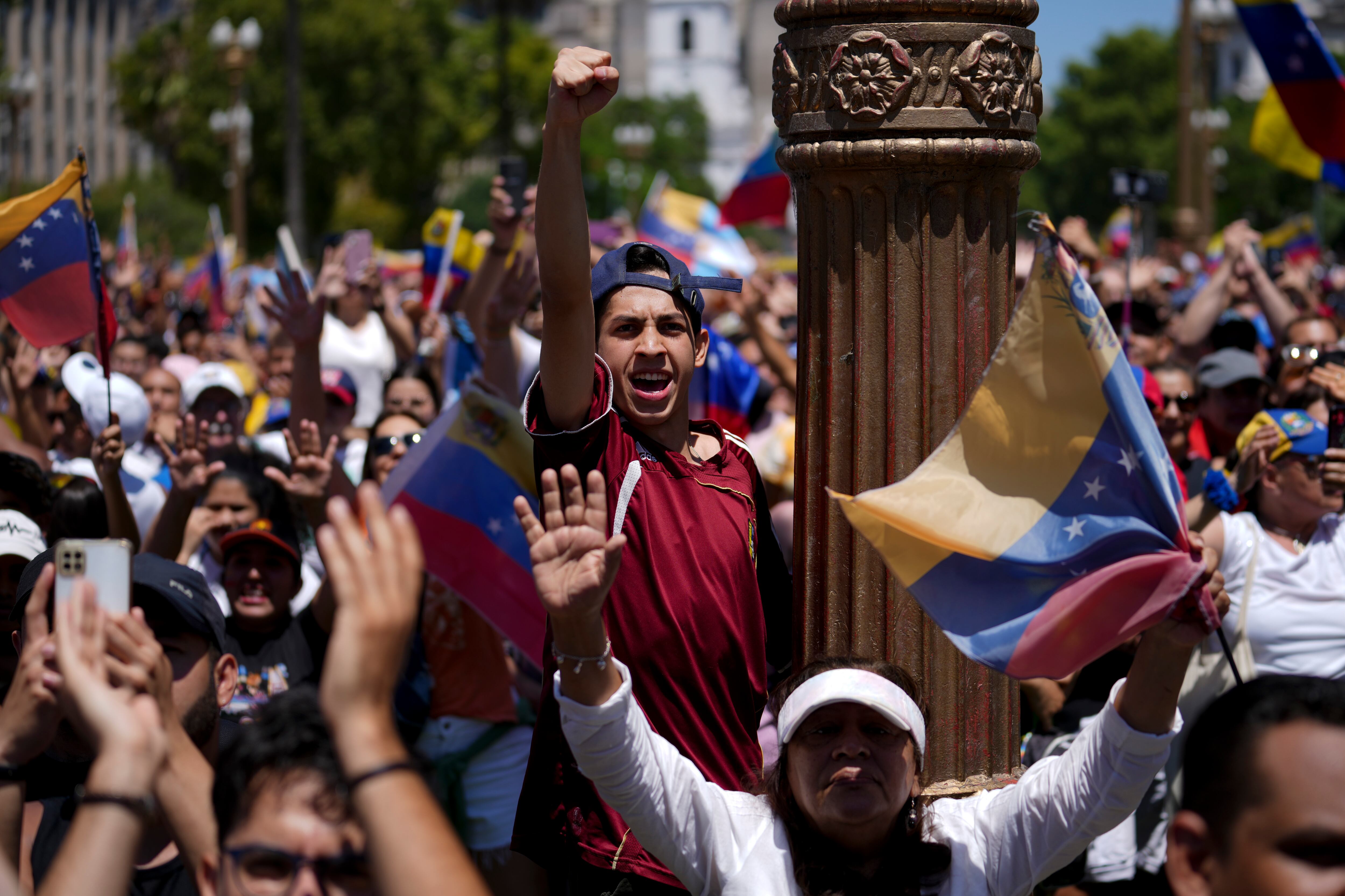 El presidente de Argentina, Javier Milei, ha recibido este sábado en la Casa Rosada de Buenos Aires al líder opositor venezolano Edmundo González, considerado por parte de la comunidad internacional como el presidente electo de Venezuela tras las elecciones del pasado mes de julio, y quien ha manifestado su intención de entrar en su país "por cualquier medio que sea" de tomar posesión del cargo el próximo día 10 de enero.