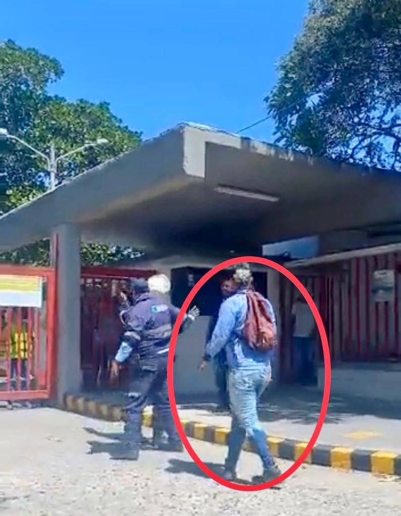 Este joven llegó a defender al agente y golpear también al motorizado.