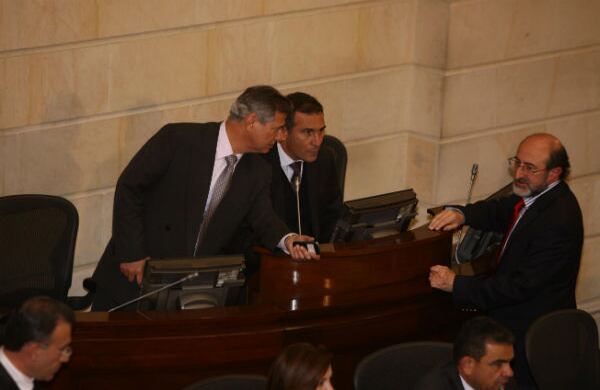 Juan Lozano (der.) propuso que ningún delito de lesa humanidad fuera conexo al delito político. Su propuesta fue aceptada. 