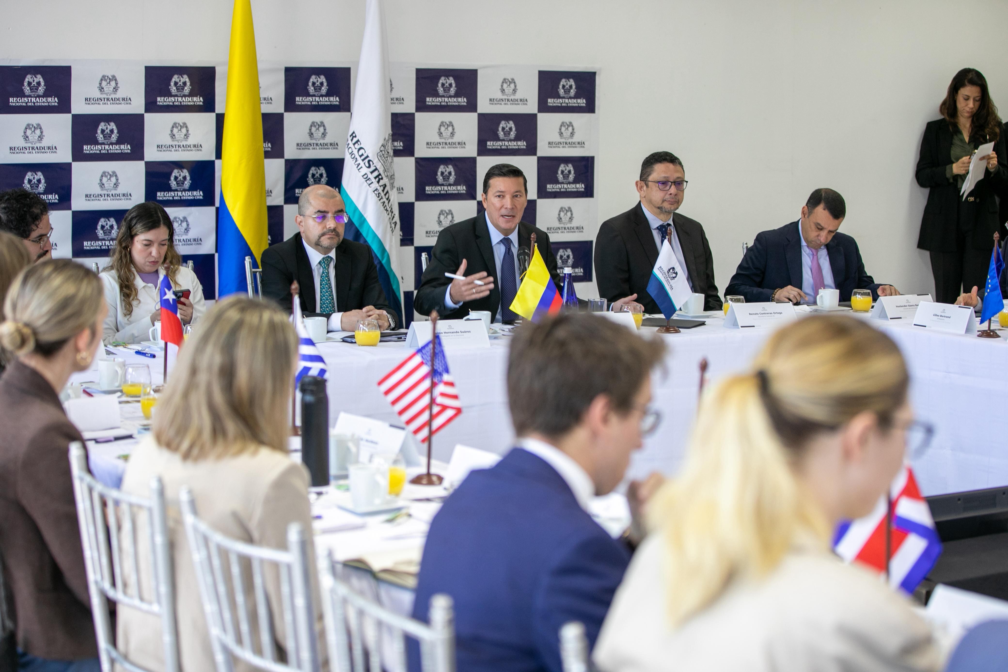 Encuentro del registrador nacional con el cuerpo diplomático este 15 de julio.