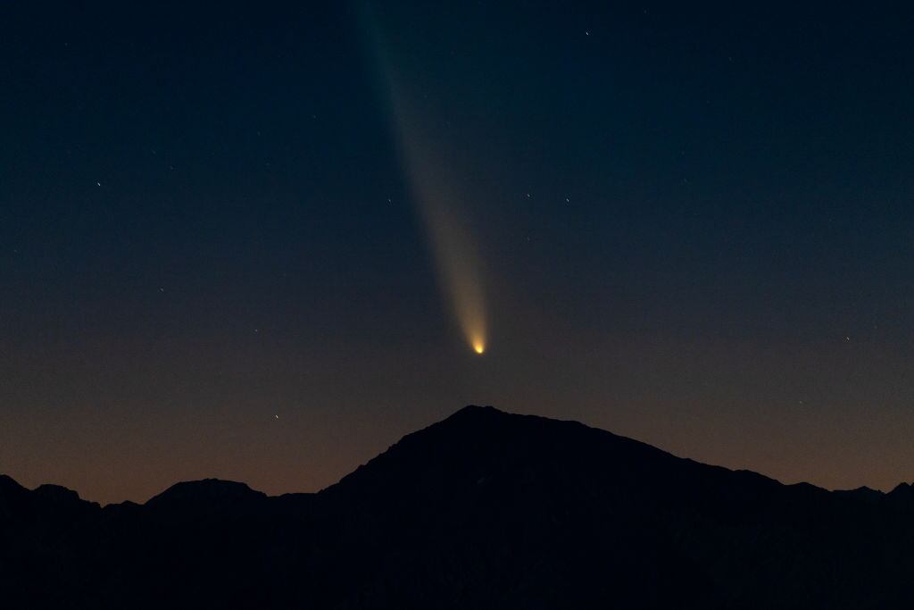 El cometa C/2023 A3, conocido popularmente como el "Cometa del siglo", fue captado en imágenes espectaculares mientras atravesaba el cielo nocturno, en un evento astronómico que no se repetirá hasta dentro de 80.000 años.