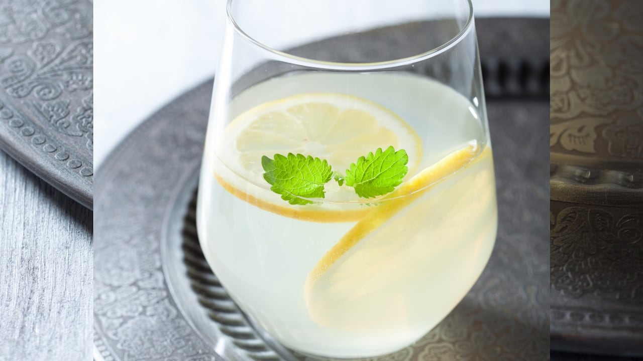 El consumo diario de agua con limón tiene beneficios para la salud, pero se deben tener en cuenta ciertos efectos que produce.