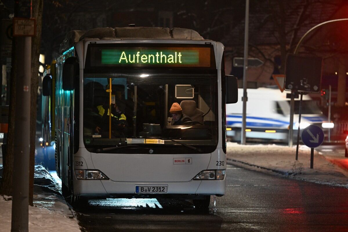 Un autobús que proporciona un cálido refugio a las personas afectadas por un enorme corte de energía en el suroeste de la capital alemana se encuentra el 6 de enero de 2026 en el distrito de Zehlendorf, tras un incendio provocado el 3 de enero de 2026 en cables de alta tensión en un puente cerca de la central eléctrica de Lichterfelde en el canal Teltow en Berlín. La ira está hirviendo en partes de Berlín donde un ataque incendiario reivindicado por un grupo de extrema izquierda ha provocado un apagón que ha sumido a decenas de miles de personas en una oscuridad helada en pleno invierno. El corte de energía en el frondoso suroeste de la capital alemana, que también detuvo los trenes locales y obligó al cierre de tiendas, escuelas y hospitales, ha generado dudas sobre cuán resistente es el país al sabotaje de su infraestructura crítica. (Foto de RALF HIRSCHBERGER / AFP)