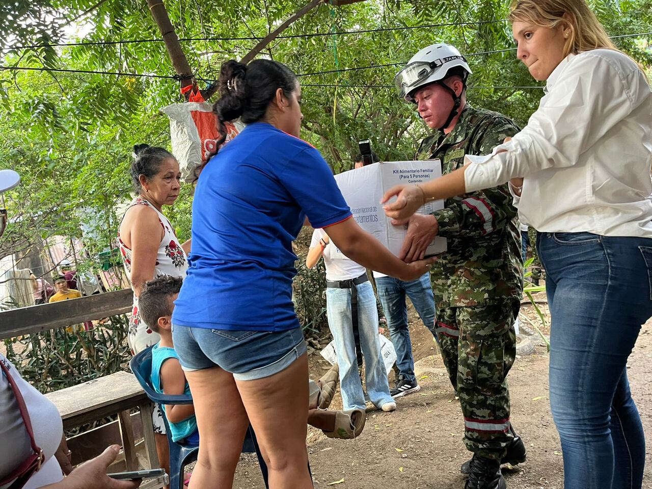 El Ejército entregó ayuda humanitaria a afectados por la tormenta Rafael en Santa Marta.