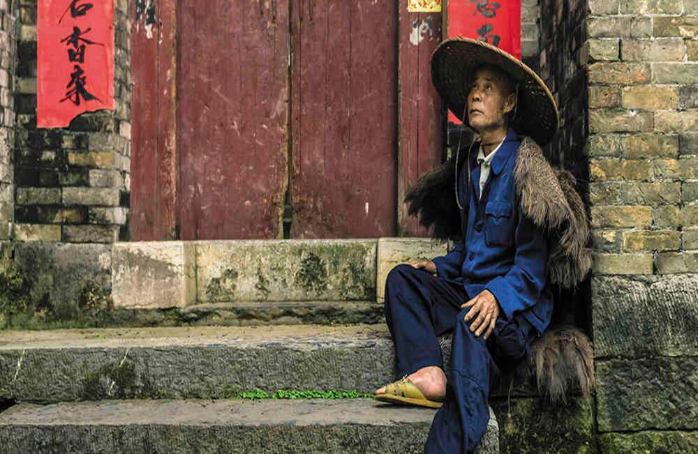 Pescador frente a su hogar en la provincia de Guangxi. Foto: Esteban Toro Martínez.