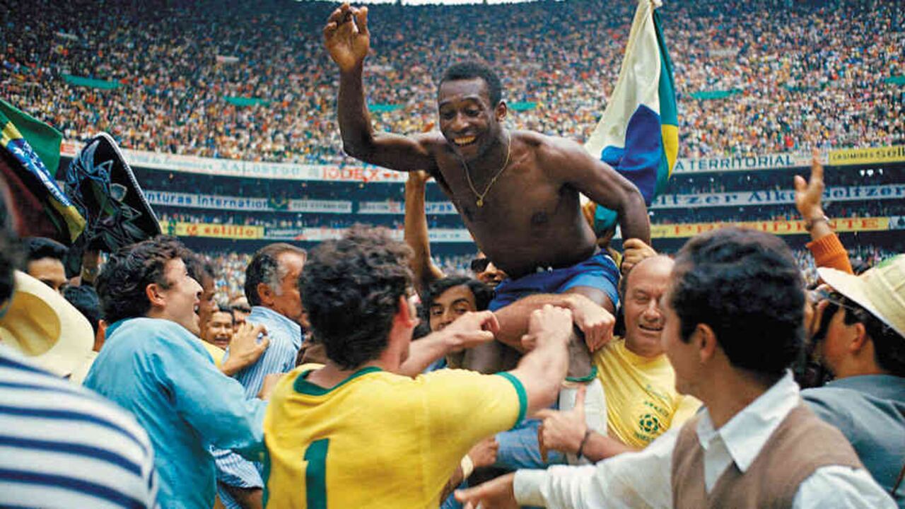 En 1970, a sus 30 años, Pelé lideró a un equipo de estrellas y llevó el jogo bonito a lo más alto. La postal de la celebración lo demuestra: el rey en la cima del mundo.