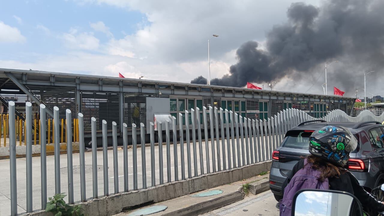 Imagen de la columna de humo causada por la conflagración.