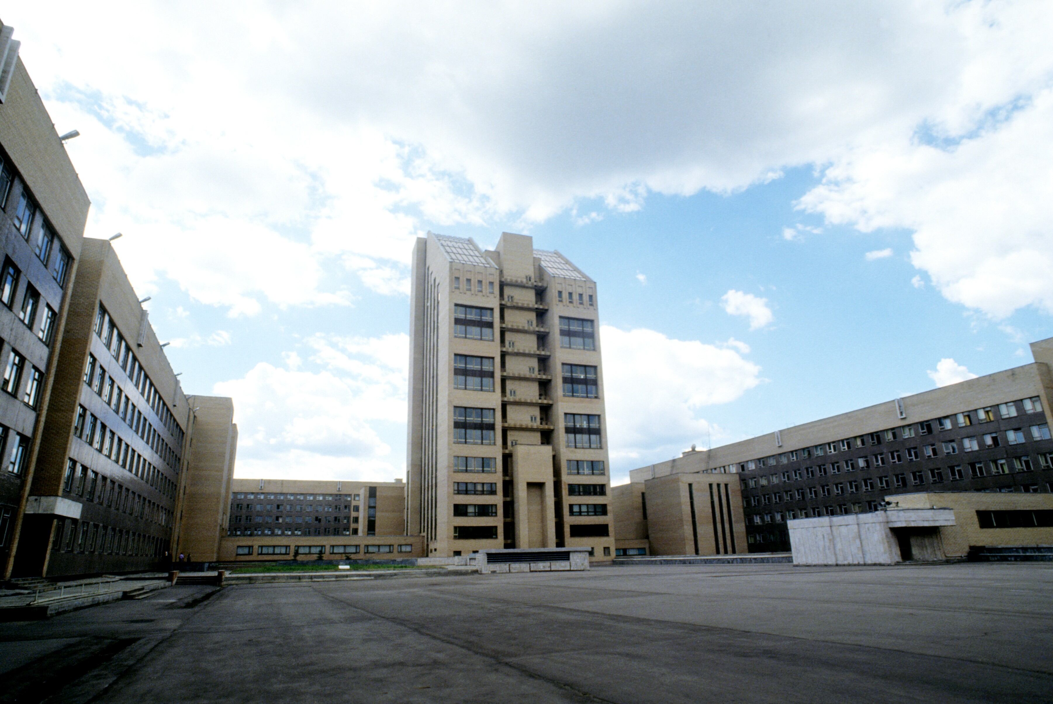 Patio de la escuela KGB en Moscú, Rusia, el 7 de julio de 1991. Todas las ventanas del edificio dan al patio. Ninguna ventana está orientada hacia el exterior.