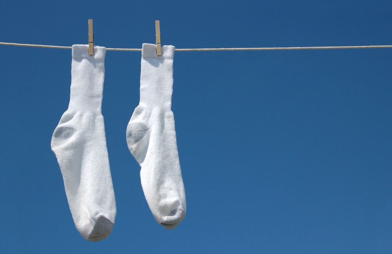 La IA revela truco para despercudir las medias blancas.