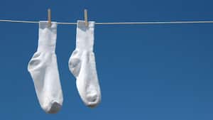 La IA revela truco para despercudir las medias blancas.