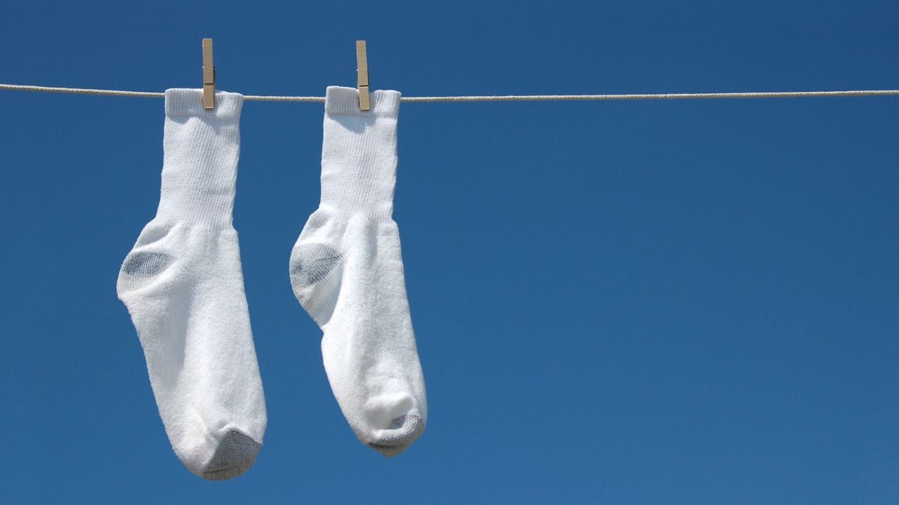 La IA revela truco para despercudir las medias blancas.