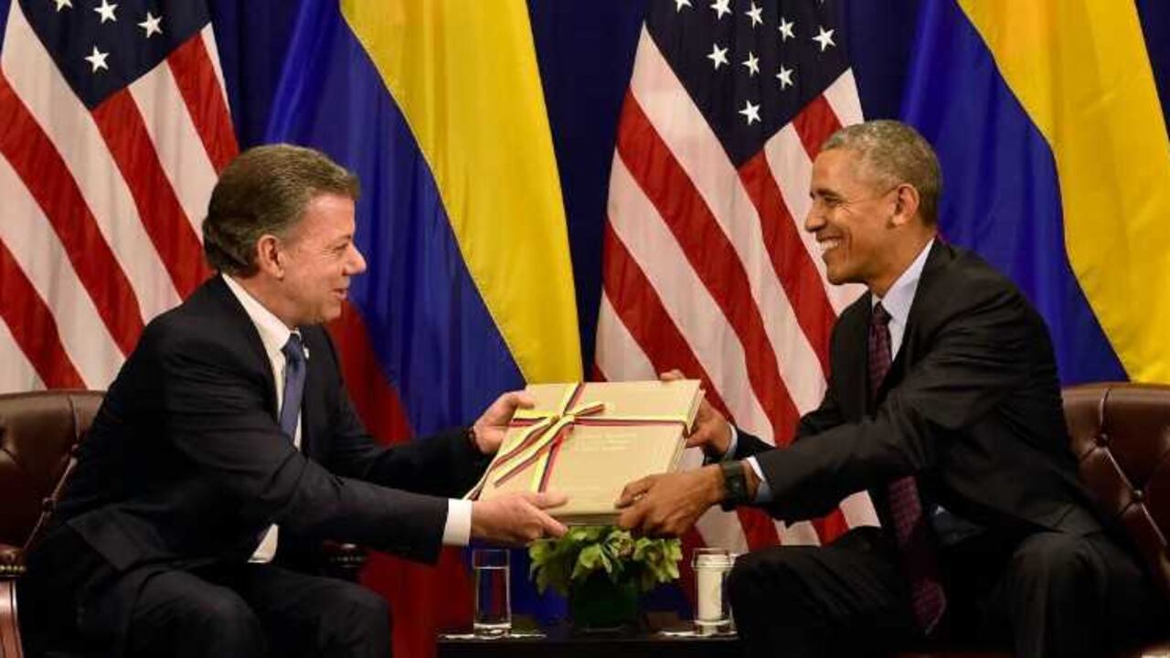 Santos el entrega el acuerdo original de paz a Barack Obama