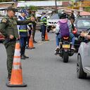 Este lunes termina el puente festivo de julio y con él, el viaje de miles de vallecaucanos que dejaron sus hogares desde el viernes o sábado para pasar un fin de semana divertido y de distracción de las dinámicas regulares de la semana. Las autoridades de tránsito, tanto departamentales como distritales en Cali, anunciaron un robusto operativo para permitir que todo fluya con tranquilidad. Fotos Raúl Palacios / El Pais / 3 de Julio del 2023 Cali.