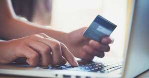 4. Compra todo con tarjetas de crédito: hay quienes recurren a la tarjeta de crédito por todo: viajes, ropa, mercado, cenas, entre otros, y olvidan que este método de pago es una herramienta que permite hacer compras y cancelar el valor posteriormente, pero no son una extensión de los ingresos. Además, entre más cuotas utilice para diferir el pago, el valor de la compra aumentará debido a los intereses. Lo ideal es que haga compras a una sola cuota y que no realice avances.