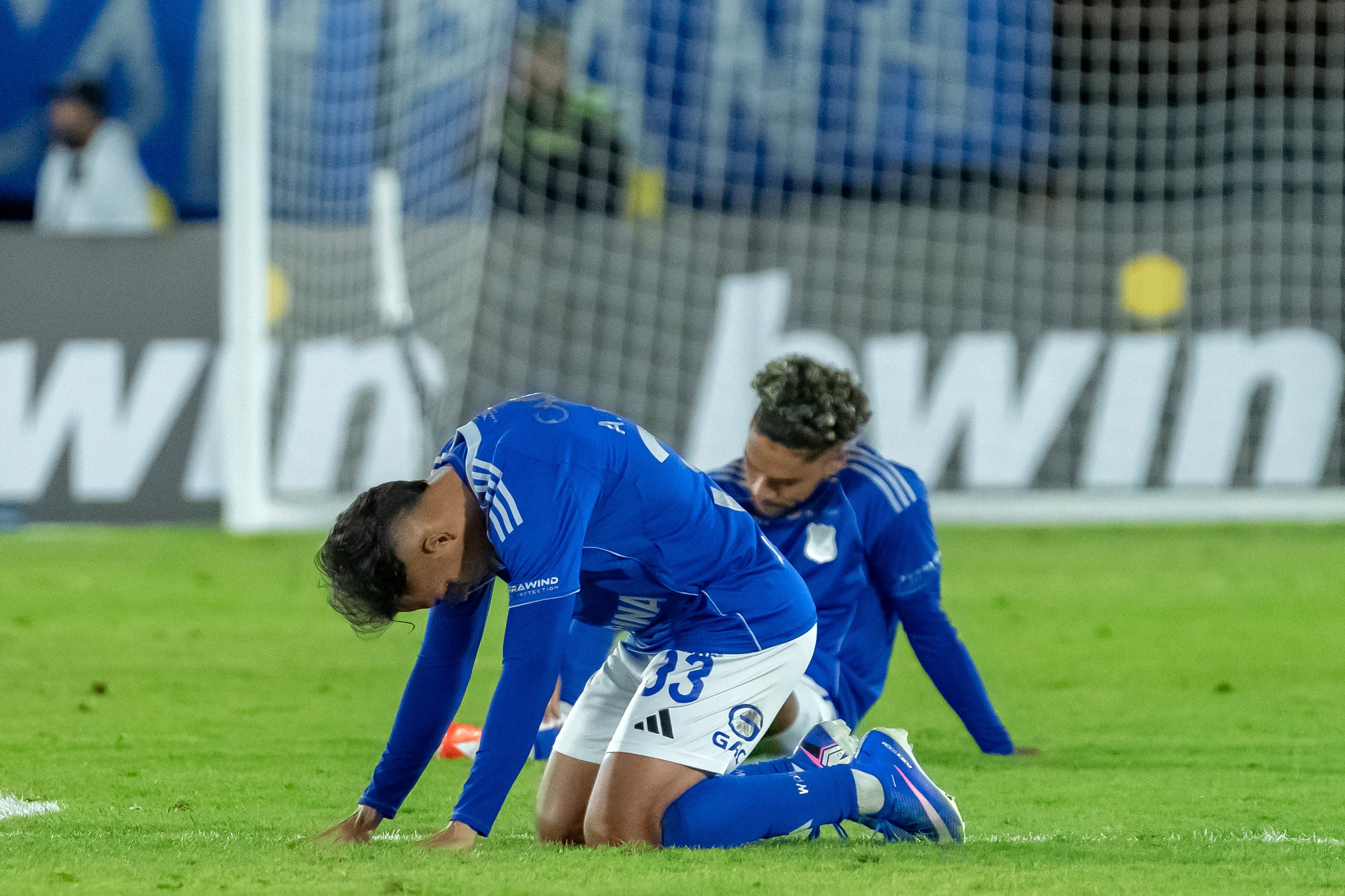 Alex Castro, de Millonarios. De rodillas el jugador lamentó la eliminación de Copa Sudamericana