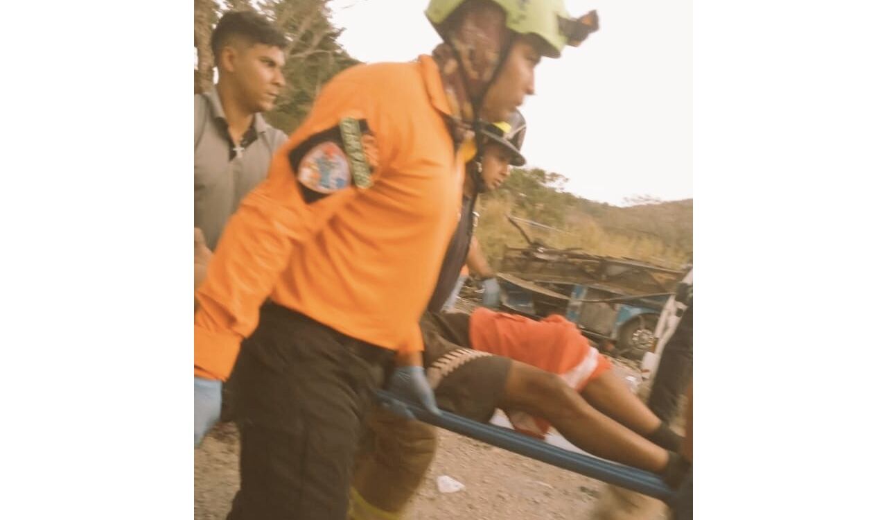 Miembros del Sistema Nacional de Protección Civil de Panamá socorre a los heridos del accidente