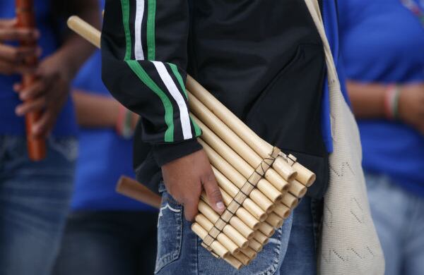 Los niños Nasa prefieren interpretar instrumentos musicales que portar fusiles. 