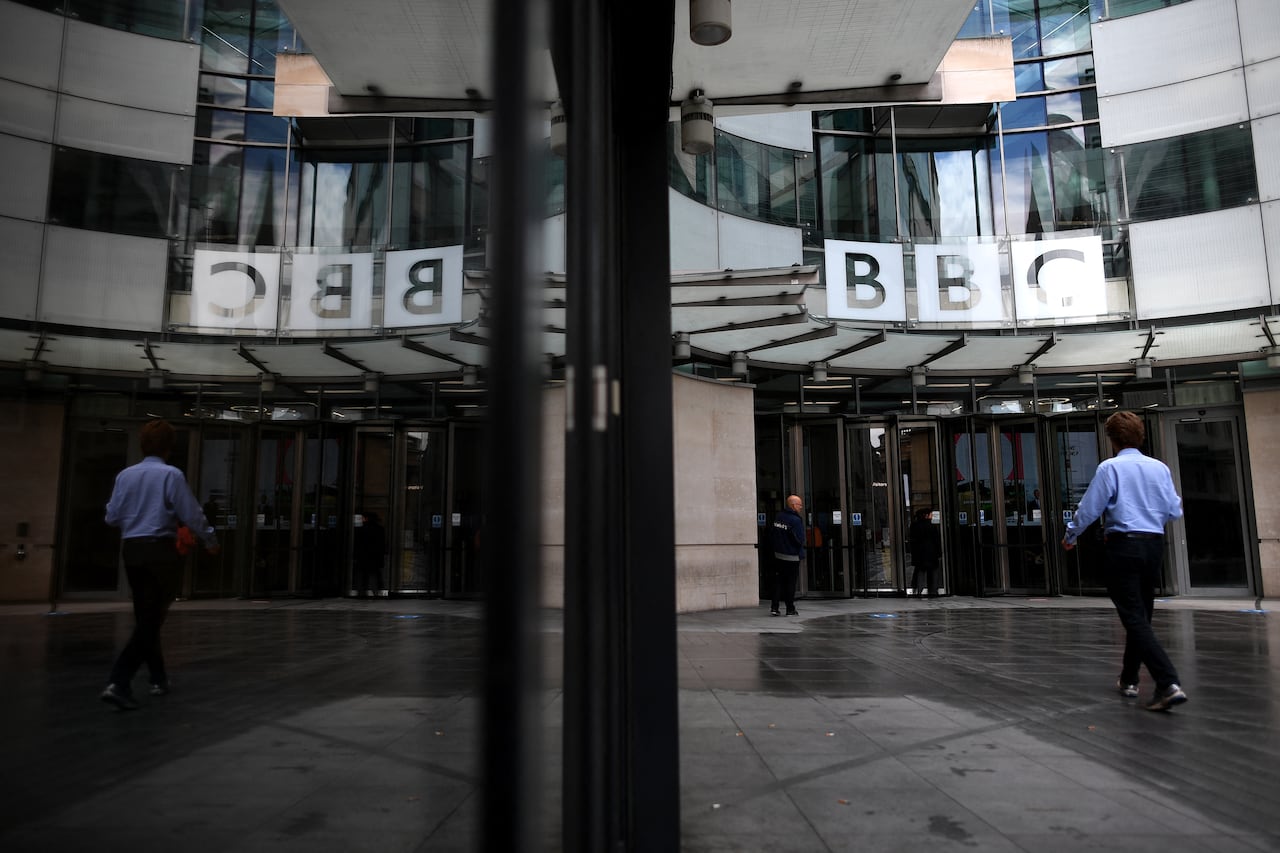 La British Broadcasting Corporation (Corporación Británica de Radiodifusión) es el servicio público de radio, televisión e internet del Reino Unido