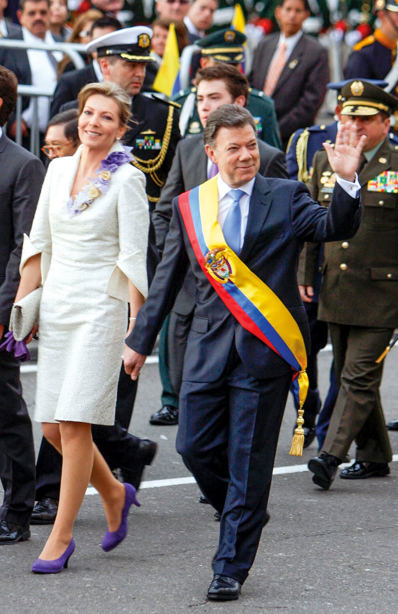 Tutina de Santos, con un diseño de Johanna Ortiz, y Juan Manuel Santos, con un traje de Arturo Calle.