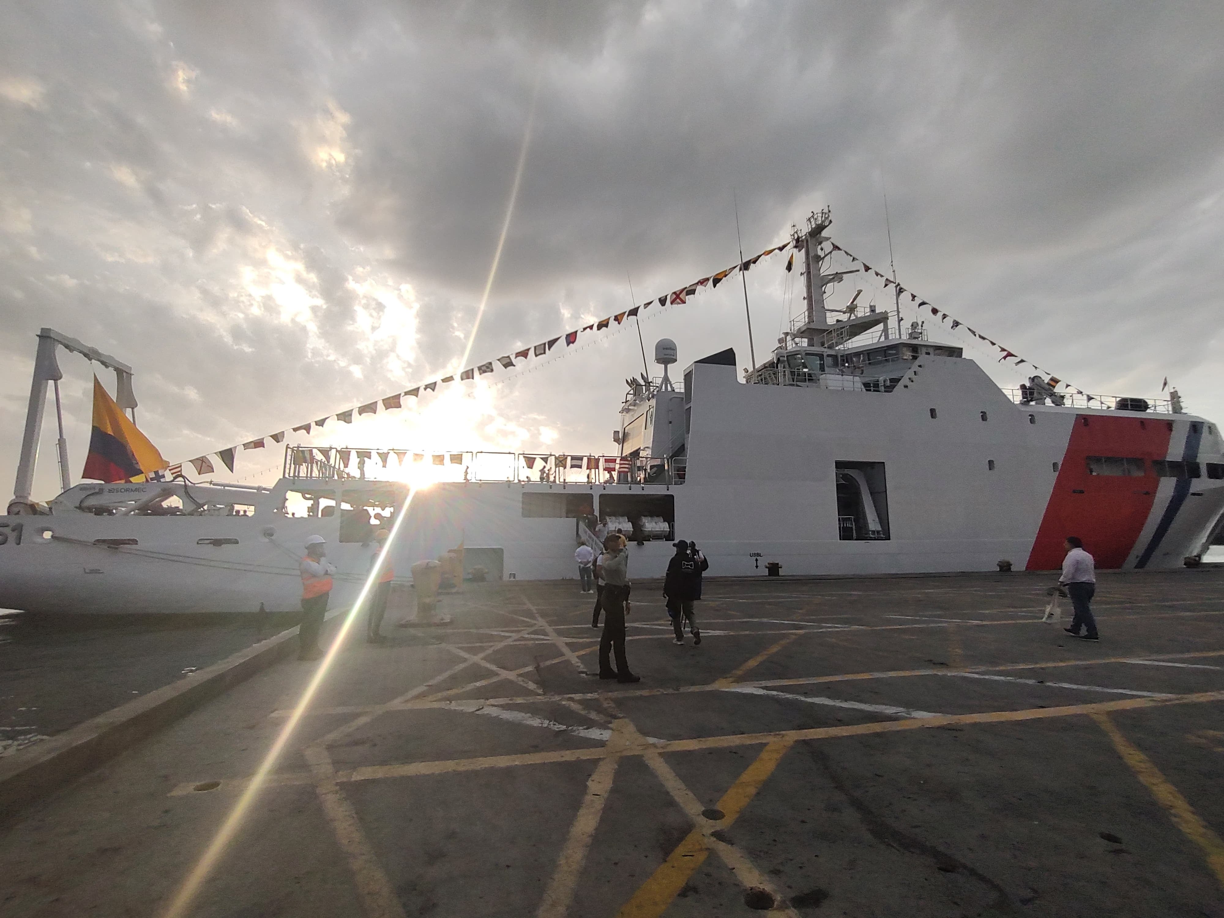 Buque ARC Simón Bolívar en el puerto de Santa Marta.