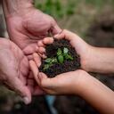 La responsabilidad social dentro de las compañías se convirtió en una nueva forma de hacer negocios en la que se encuentra un balance entre el crecimiento económico, el bienestar social y el aprovechamiento responsable de los recursos medioambientales.